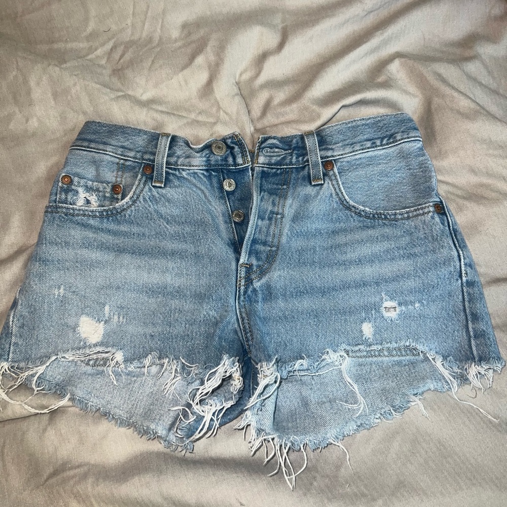 501 mid rise Levi shorts